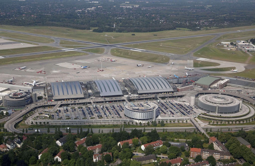 Luftaufnahme Flughafen Hamburg (v.l.n.r.:Parkhaus P5, Terminal 2, Plaza, Parkpaletten P2-P4, Terminal 1, Parkhaus P2
